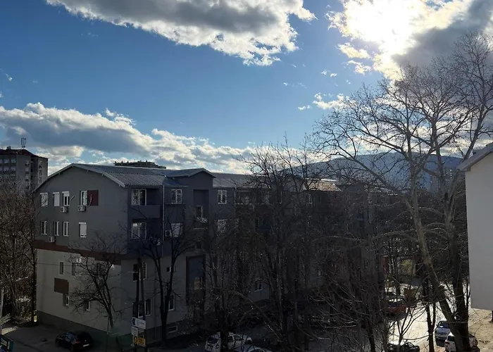 Sunny Cozy Wi-fi Elevator Urban Apartment *